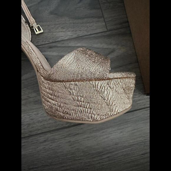 NEW Chinese Laundry Asher Gold Chunky Platform Ankle Strap Sandals Size 8 - Picture 7 of 7